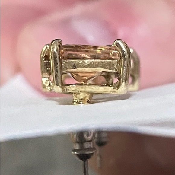 Elegant Gold Stud princess cut morganite 

Beautiful 
Worn once - Picture 9 of 16